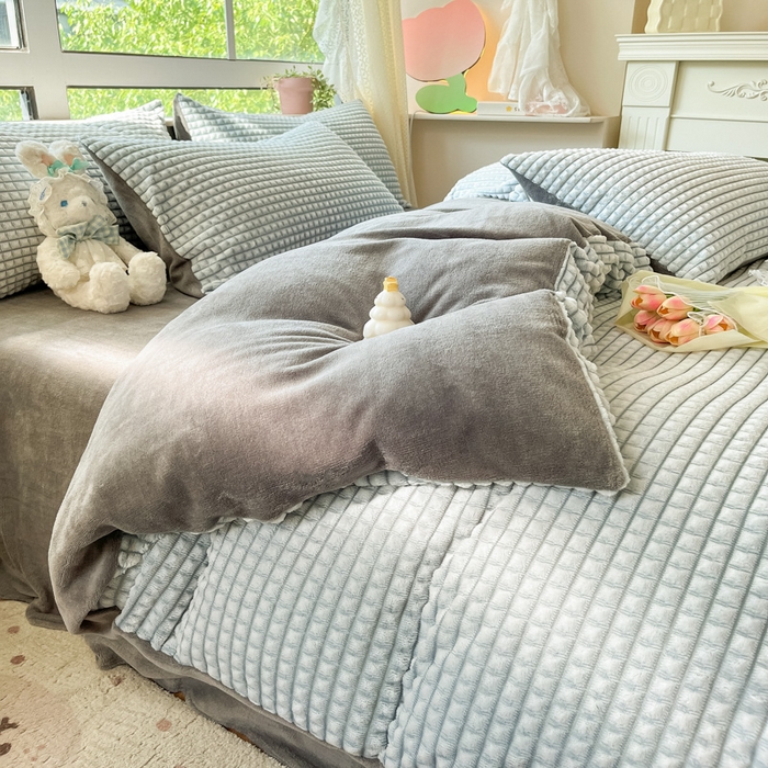 91家纺网 家纺一手货源 找家纺 慕澄家纺 2024简约款剪花牛奶绒四件套 简约-蓝