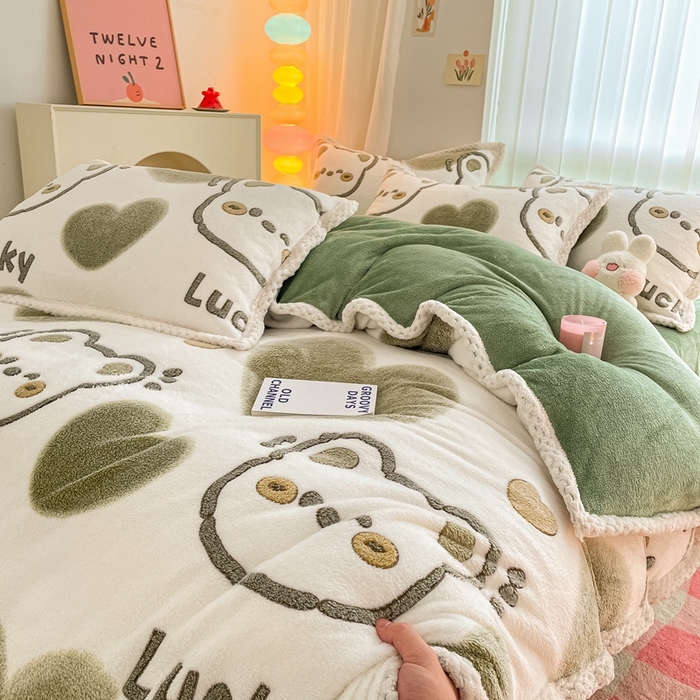 91家纺网 家纺一手货源 找家纺 川悦生活 2023新款立体雪花绒宽边四件套 宽边好运熊熊