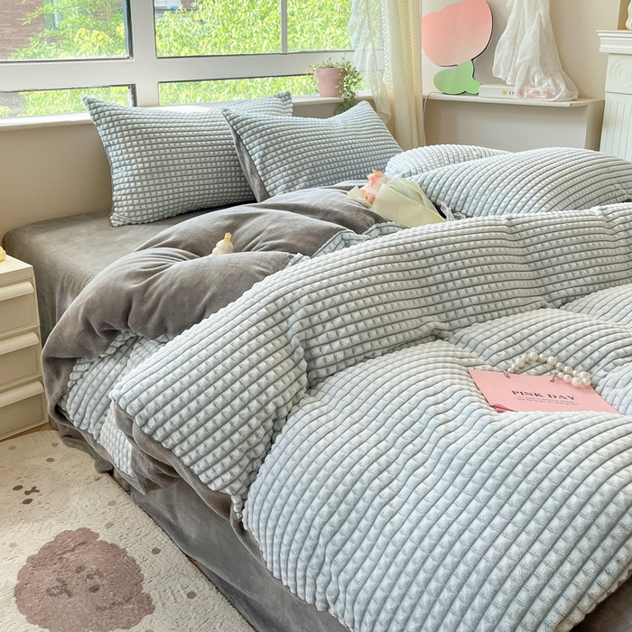 91家纺网 家纺一手货源 找家纺 慕澄家纺 2024简约款剪花牛奶绒四件套 简约-蓝