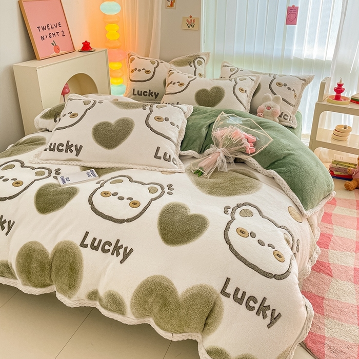 91家纺网 家纺一手货源 找家纺 川悦生活 2023新款立体雪花绒宽边四件套 宽边好运熊熊