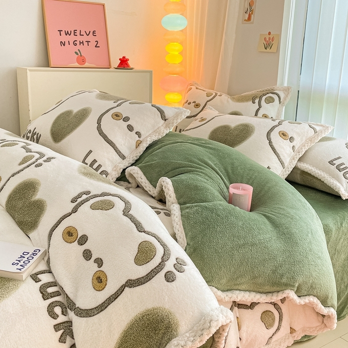 91家纺网 家纺一手货源 找家纺 川悦生活 2023新款立体雪花绒宽边四件套 宽边好运熊熊