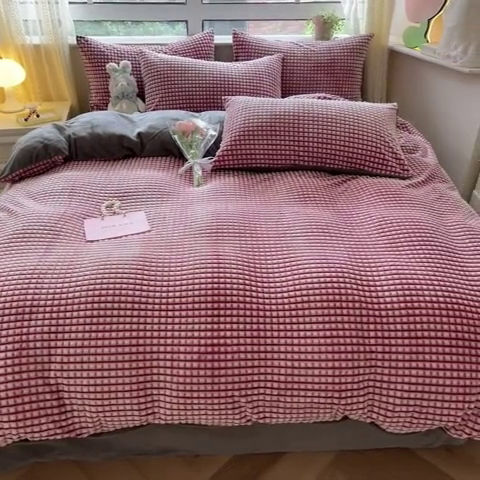 91家纺网 家纺一手货源 找家纺 慕澄家纺 2024简约款剪花牛奶绒四件套 简约-红
