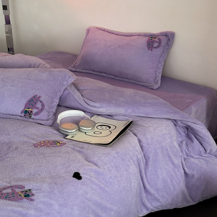 91家纺网 家纺一手货源 找家纺 萝莉家纺 2023新款冬季加厚软绵绵的泰迪绒美丽绒毛巾绣牛奶绒四件套 小紫猫