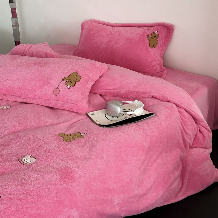 91家纺网 家纺一手货源 找家纺 萝莉家纺 2023新款冬季加厚软绵绵的泰迪绒美丽绒毛巾绣牛奶绒四件套 汽球熊玫红