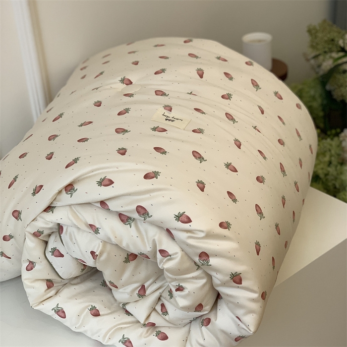 91家纺网 家纺一手货源 找家纺 汇庭 2023新款雅棉春秋被-实拍 草莓多多