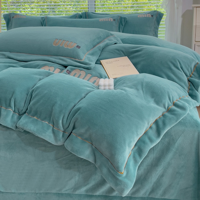 91家纺网 家纺一手货源 找家纺 梦可莱2023新款迷妮绣花牛奶绒四件套 石绿