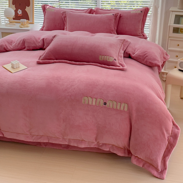 91家纺网 家纺一手货源 找家纺 梦可莱2023新款迷妮绣花牛奶绒四件套 豆沙