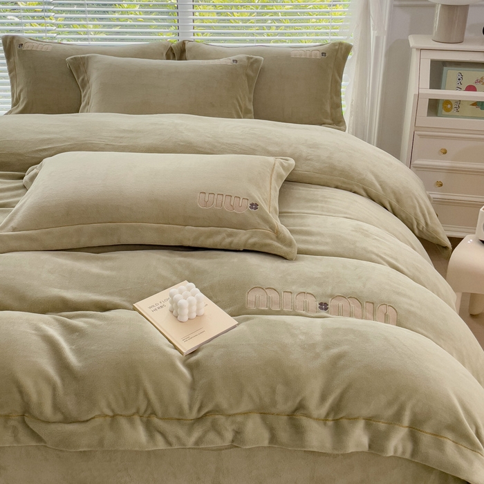 91家纺网 家纺一手货源 找家纺 梦可莱2023新款迷妮绣花牛奶绒四件套 豆绿