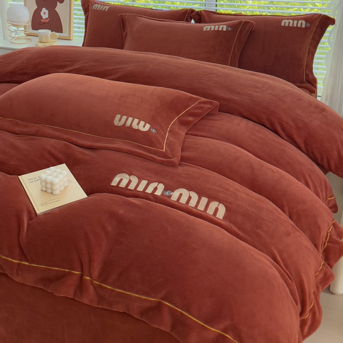 91家纺网 家纺一手货源 找家纺 梦可莱2023新款迷妮绣花牛奶绒四件套 铁锈红