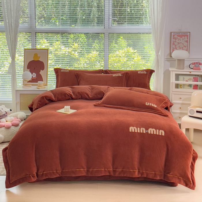 91家纺网 家纺一手货源 找家纺 梦可莱2023新款迷妮绣花牛奶绒四件套 铁锈红