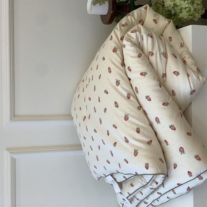 91家纺网 家纺一手货源 找家纺 汇庭 2023新款雅棉春秋被-实拍 草莓多多