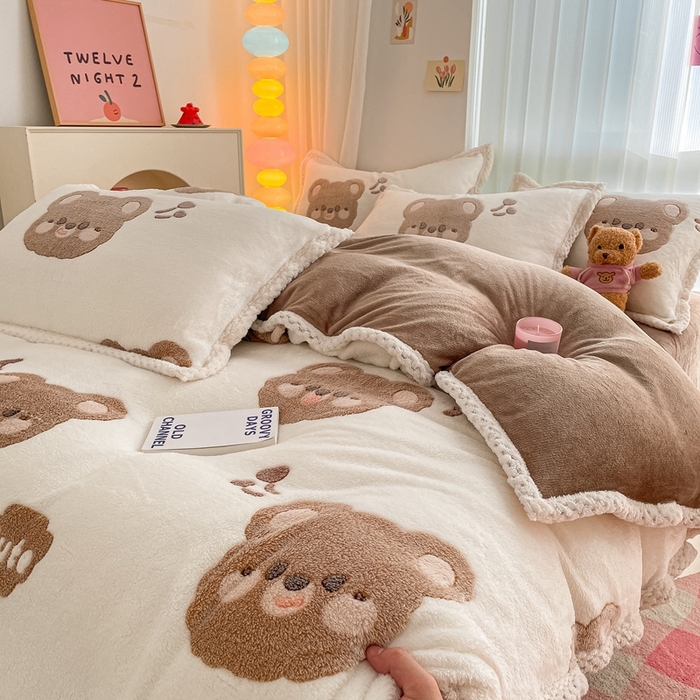 91家纺网 家纺一手货源 找家纺 川悦生活 2023新款立体雪花绒宽边四件套 宽边可爱熊仔