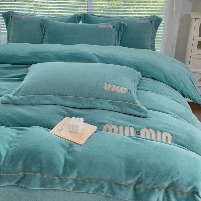 91家纺网 家纺一手货源 找家纺 梦可莱2023新款迷妮绣花牛奶绒四件套 石绿