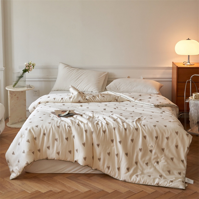 91家纺网 家纺一手货源 找家纺 汇庭 2023新款雅棉春秋被-棚拍 摩卡爱心