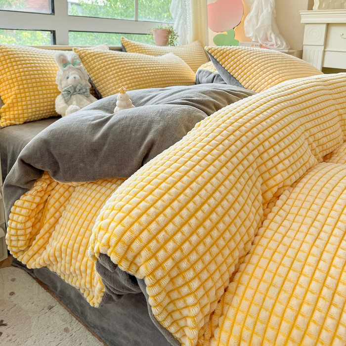 91家纺网 家纺一手货源 找家纺 慕澄家纺 2024简约款剪花牛奶绒四件套 简约-黄