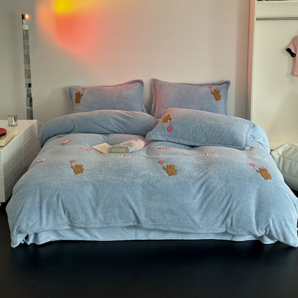 91家纺网 家纺一手货源 找家纺 萝莉家纺 2023新款冬季加厚软绵绵的泰迪绒美丽绒毛巾绣牛奶绒四件套 汽球熊水蓝