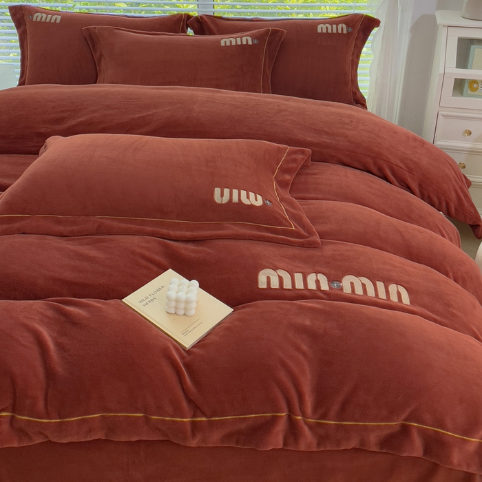 91家纺网 家纺一手货源 找家纺 梦可莱2023新款迷妮绣花牛奶绒四件套 铁锈红