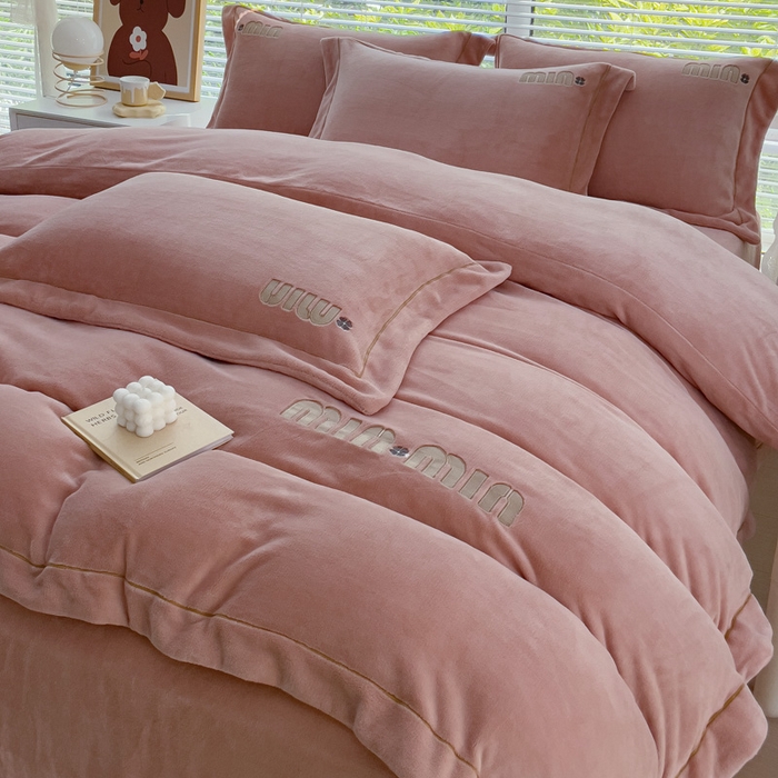 91家纺网 家纺一手货源 找家纺 （总）梦可莱2023新款迷妮绣花牛奶绒四件套