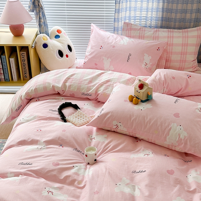 91家纺网 家纺一手货源 找家纺 昔可家纺 2023新款全棉卡通动物印花四件套 丝带小兔粉