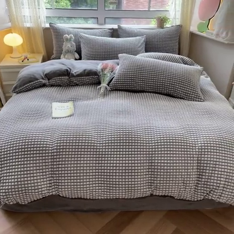 91家纺网 家纺一手货源 找家纺 慕澄家纺 2024简约款剪花牛奶绒四件套 简约-灰