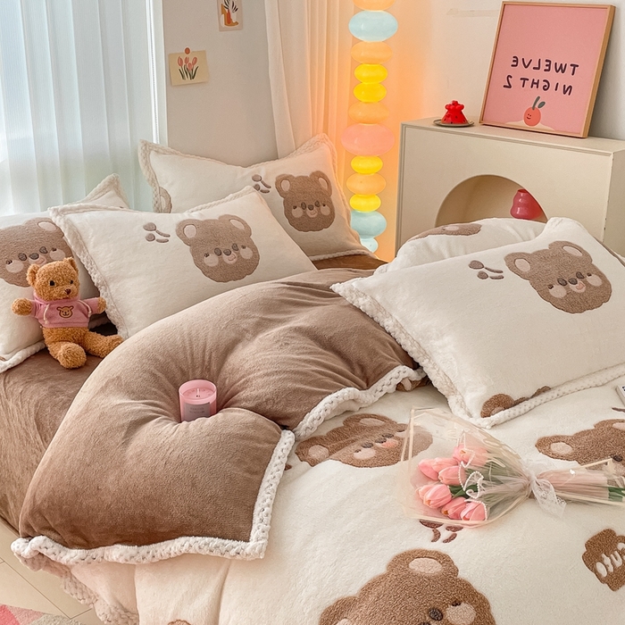 91家纺网 家纺一手货源 找家纺 川悦生活 2023新款立体雪花绒宽边四件套 宽边可爱熊仔