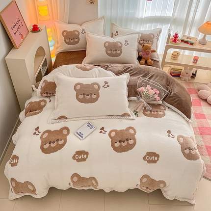 91家纺网 家纺一手货源 找家纺 川悦生活 2023新款立体雪花绒宽边四件套 宽边可爱熊仔
