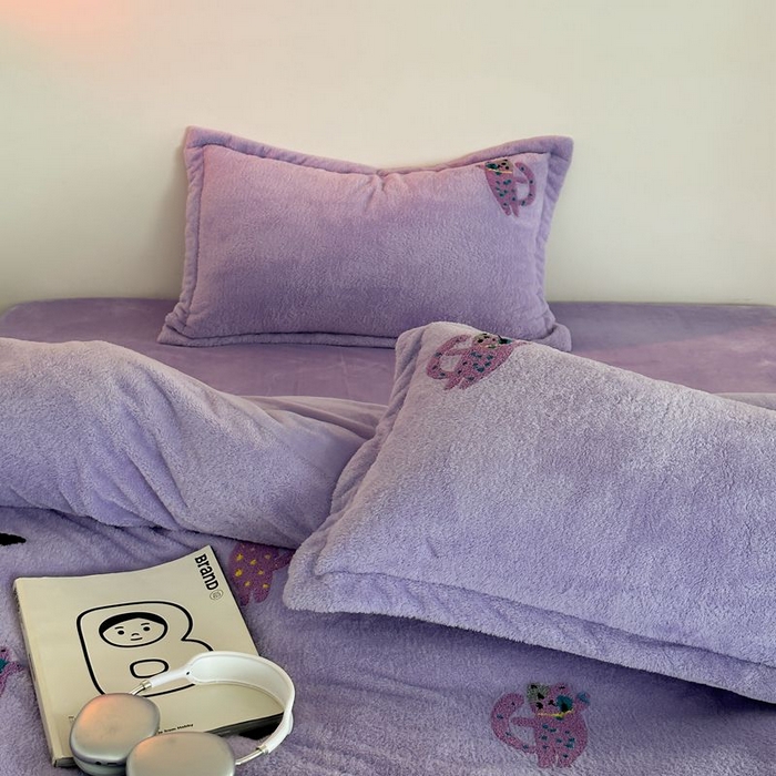 91家纺网 家纺一手货源 找家纺 萝莉家纺 2023新款冬季加厚软绵绵的泰迪绒美丽绒毛巾绣牛奶绒四件套 小紫猫