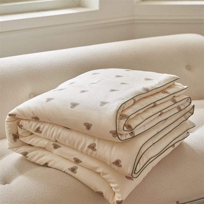 91家纺网 家纺一手货源 找家纺 汇庭 2023新款雅棉春秋被-棚拍 摩卡爱心