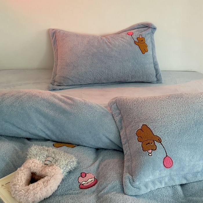 91家纺网 家纺一手货源 找家纺 萝莉家纺 2023新款冬季加厚软绵绵的泰迪绒美丽绒毛巾绣牛奶绒四件套 汽球熊水蓝