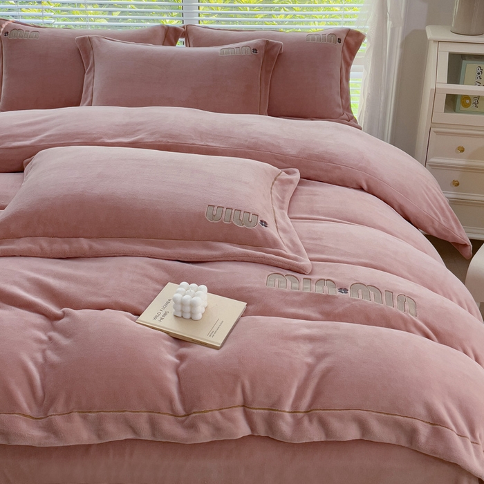 91家纺网 家纺一手货源 找家纺 （总）梦可莱2023新款迷妮绣花牛奶绒四件套