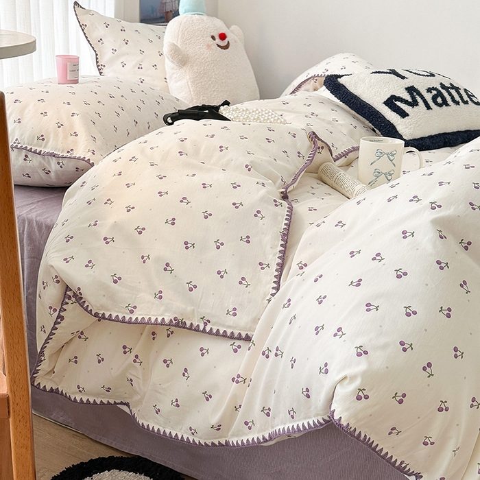 91家纺网 家纺一手货源 找家纺 2023新款全棉印花贝壳三角针四件套 紫色小小樱桃