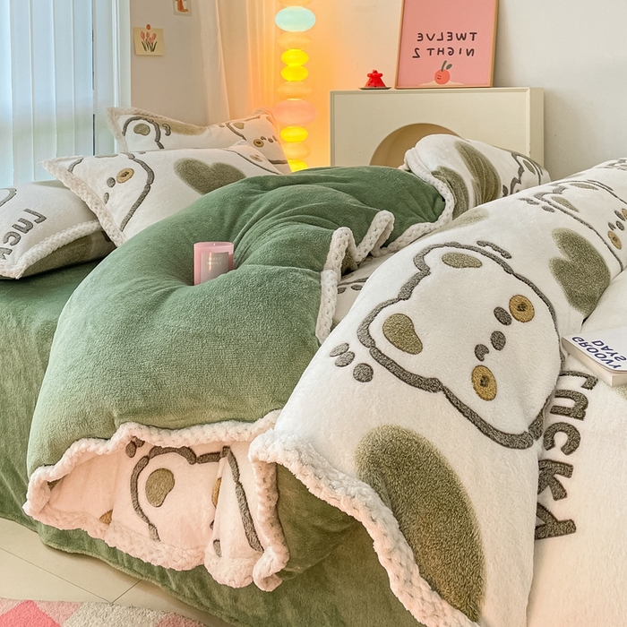 91家纺网 家纺一手货源 找家纺 川悦生活 2023新款立体雪花绒宽边四件套 宽边好运熊熊