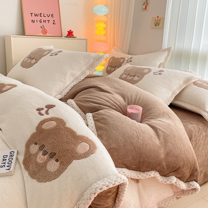 91家纺网 家纺一手货源 找家纺 川悦生活 2023新款立体雪花绒宽边四件套 宽边可爱熊仔