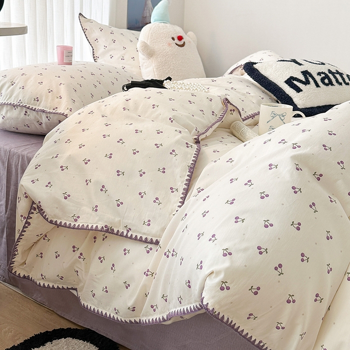 91家纺网 家纺一手货源 找家纺 2023新款全棉印花贝壳三角针四件套 紫色小小樱桃