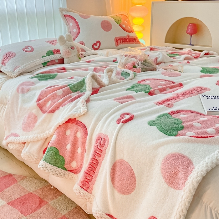 91家纺网 家纺一手货源 找家纺 川悦生活 2023新款高克重宽边菠萝格双面包边雪花绒毛毯 毛毯啵啵草莓