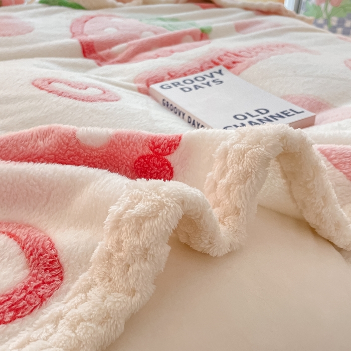 91家纺网 家纺一手货源 找家纺 川悦生活 2023新款高克重宽边菠萝格双面包边雪花绒毛毯 毛毯啵啵草莓