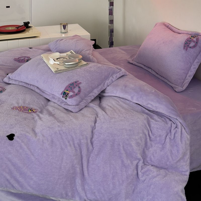 91家纺网 家纺一手货源 找家纺 萝莉家纺 2023新款冬季加厚软绵绵的泰迪绒美丽绒毛巾绣牛奶绒四件套 小紫猫