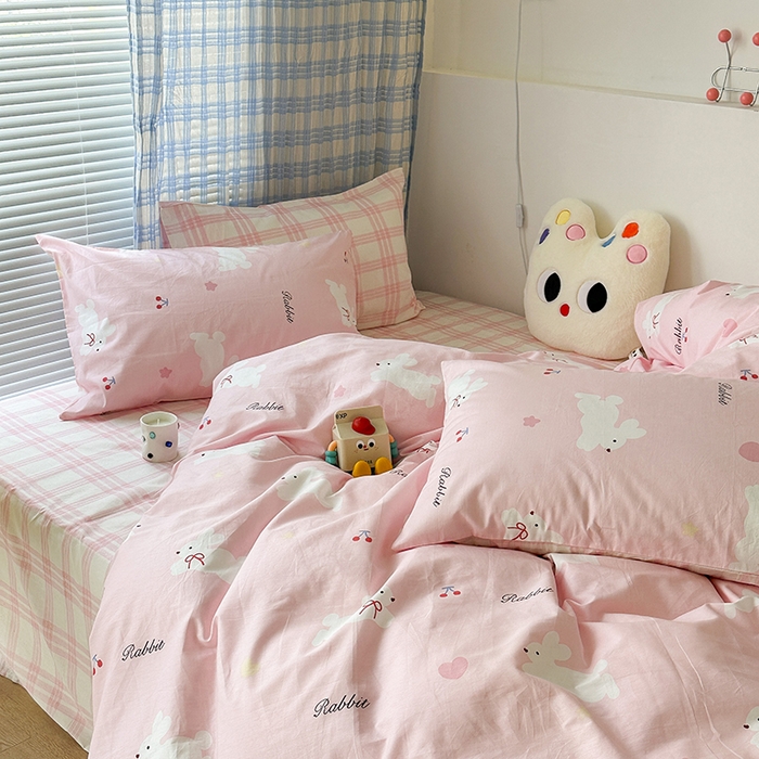 91家纺网 家纺一手货源 找家纺 昔可家纺 2023新款全棉卡通动物印花四件套 丝带小兔粉