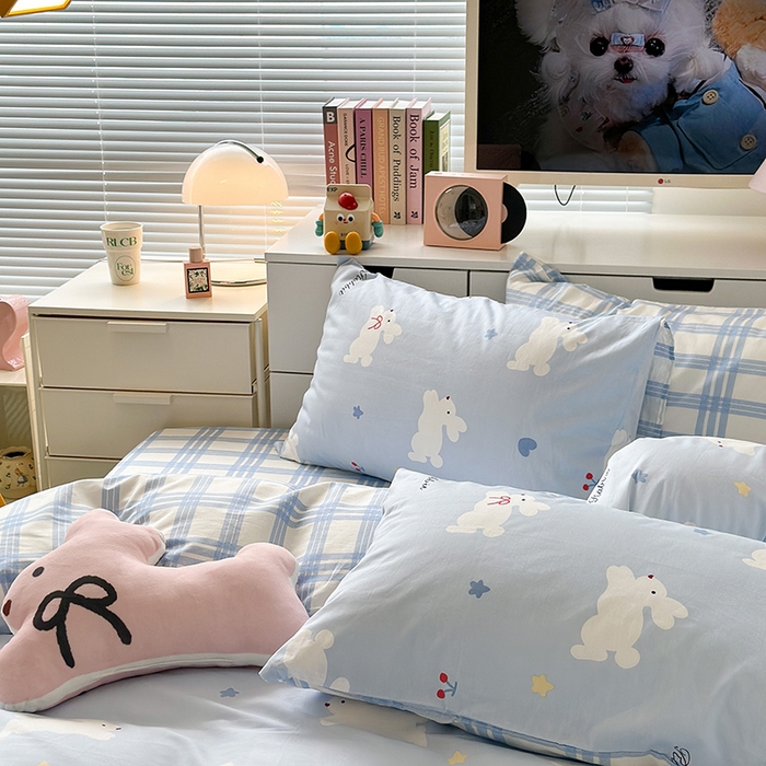 91家纺网 家纺一手货源 找家纺 昔可家纺 2023新款全棉卡通动物印花四件套 丝带小兔蓝