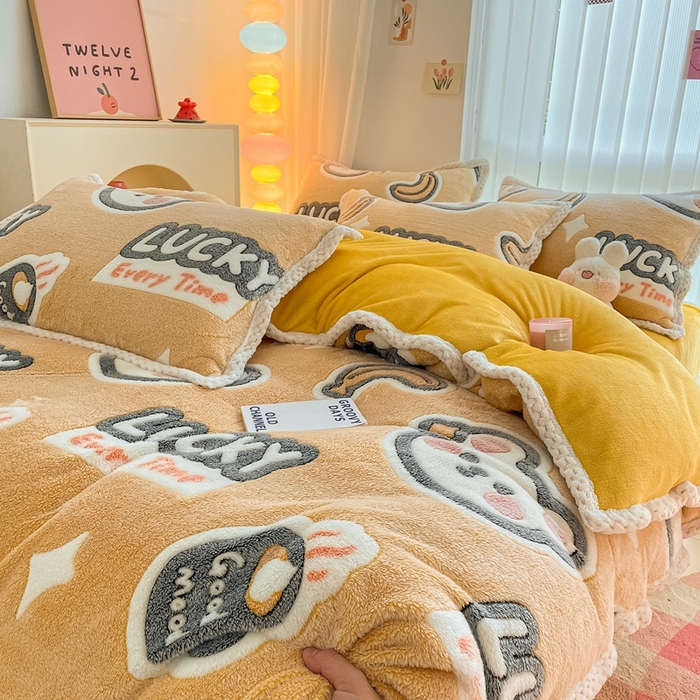 91家纺网 家纺一手货源 找家纺 川悦生活 2023新款立体雪花绒宽边四件套 宽边好味熊