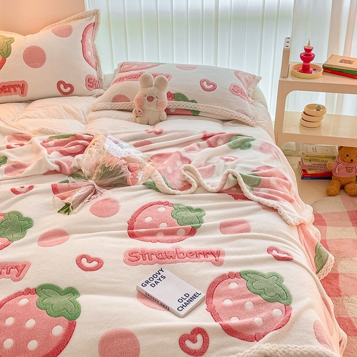 91家纺网 家纺一手货源 找家纺 川悦生活 2023新款高克重宽边菠萝格双面包边雪花绒毛毯 毛毯啵啵草莓