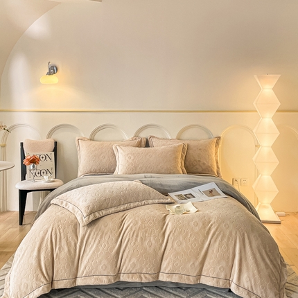 金麦家纺 2023新款舒适320克烂花牛奶绒四件套 典雅驼色