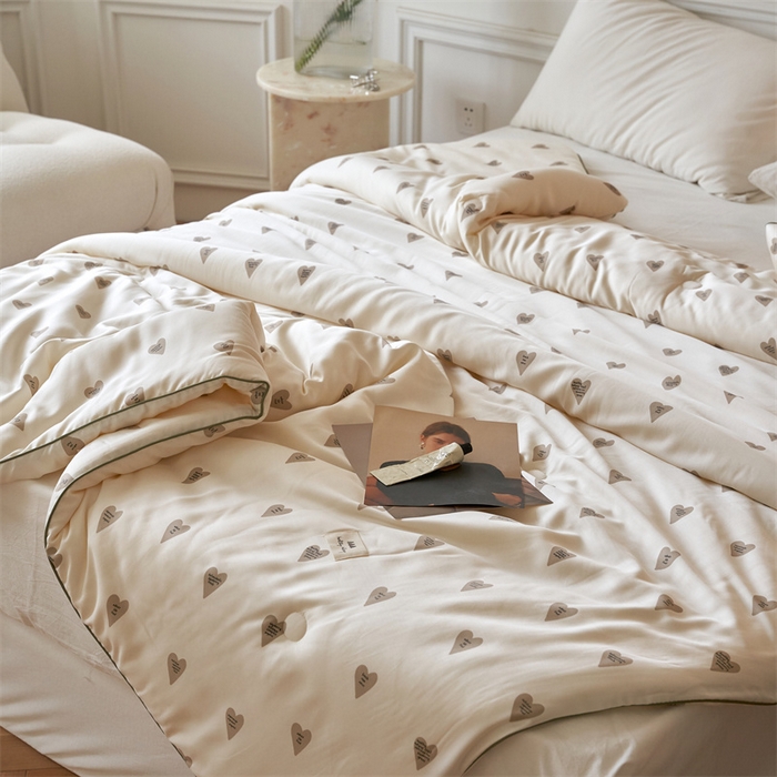 91家纺网 家纺一手货源 找家纺 汇庭 2023新款雅棉春秋被-棚拍 摩卡爱心