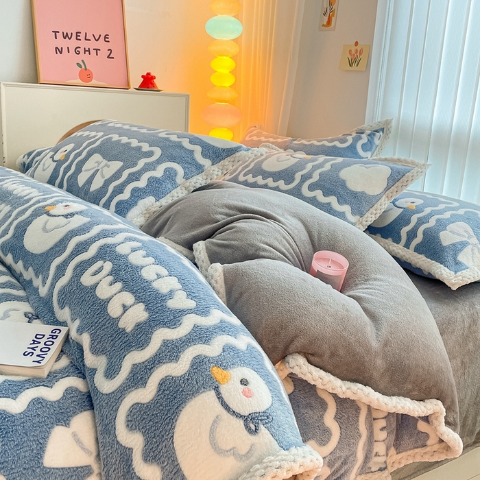 91家纺网 家纺一手货源 找家纺 川悦生活 2023新款立体雪花绒宽边四件套 宽边快乐鸭鸭