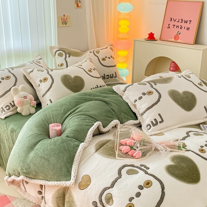 91家纺网 家纺一手货源 找家纺 川悦生活 2023新款立体雪花绒宽边四件套 宽边好运熊熊