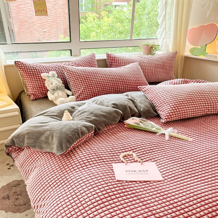 91家纺网 家纺一手货源 找家纺 慕澄家纺 2024简约款剪花牛奶绒四件套 简约-红