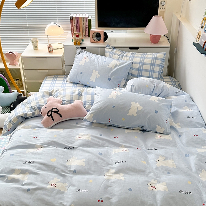 91家纺网 家纺一手货源 找家纺 昔可家纺 2023新款全棉卡通动物印花四件套 丝带小兔蓝
