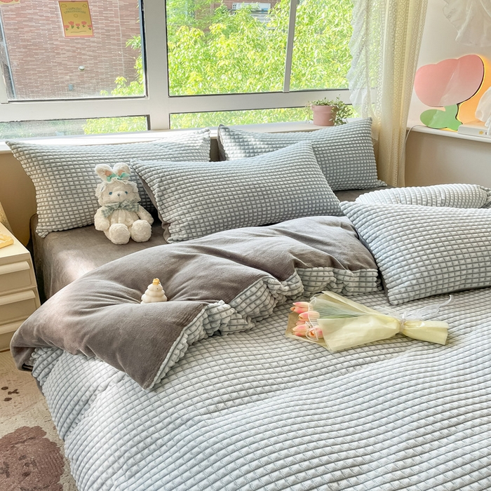 91家纺网 家纺一手货源 找家纺 慕澄家纺 2024简约款剪花牛奶绒四件套 简约-蓝