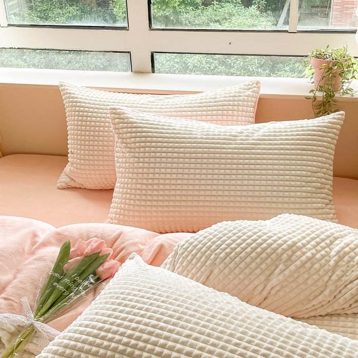 91家纺网 家纺一手货源 找家纺 慕澄家纺 2024简约款剪花牛奶绒四件套 简约-糯米粉