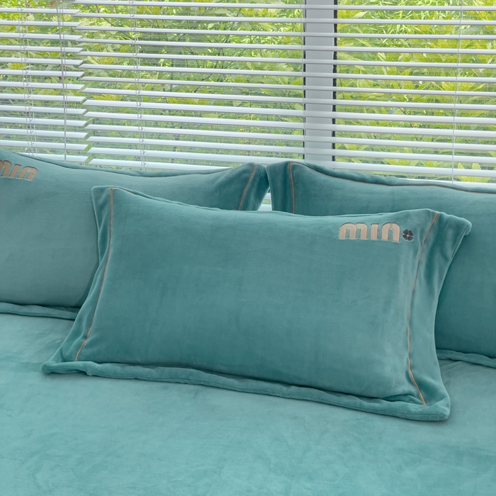 91家纺网 家纺一手货源 找家纺 梦可莱2023新款迷妮绣花牛奶绒四件套 石绿